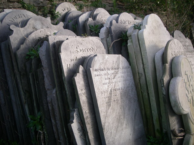 File:Kingsbridge grave stones - geograph.org.uk - 1594969.jpg