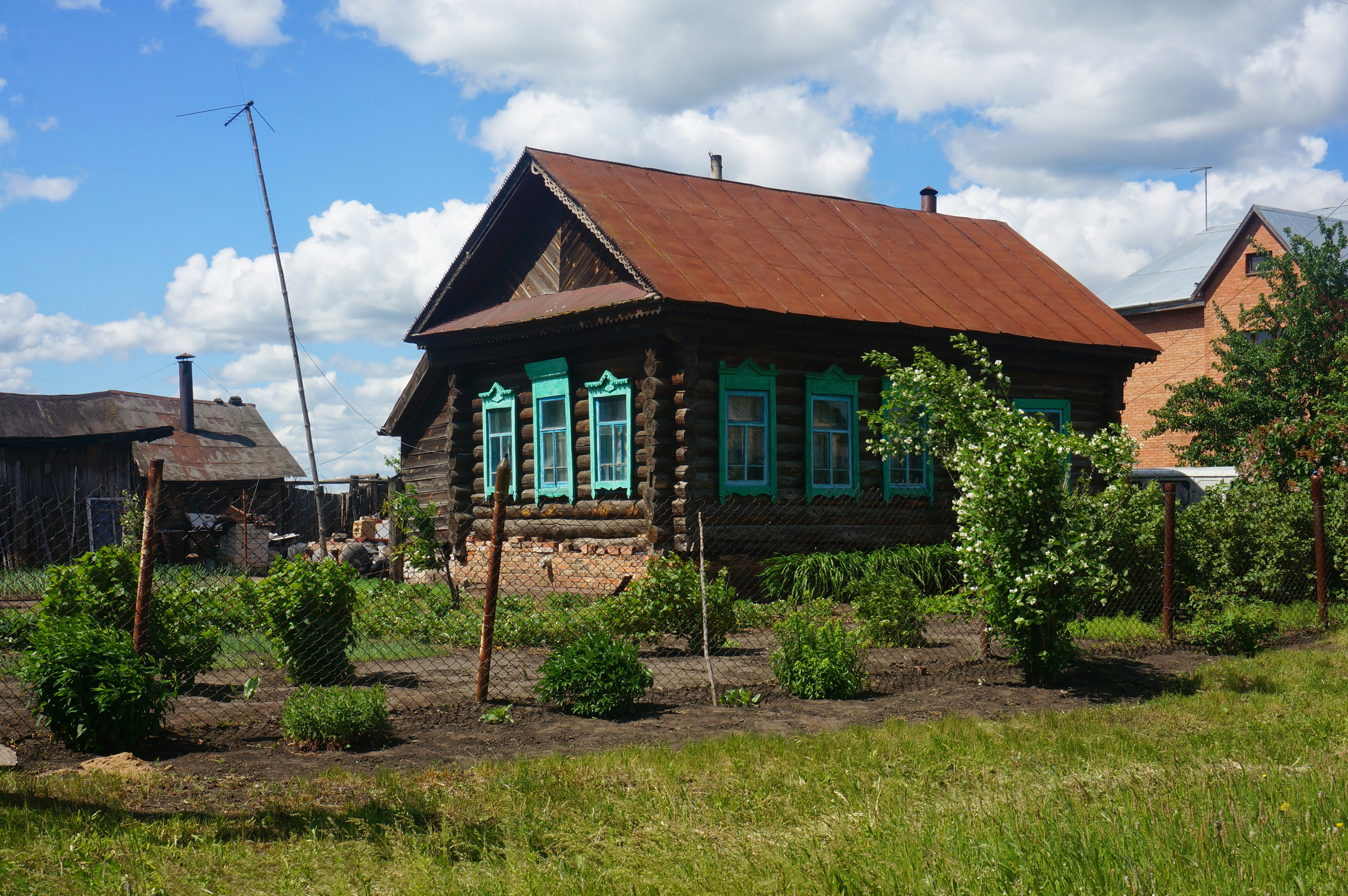 В деревне красные есть