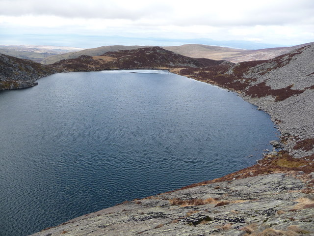 File:Llyn Hywel from the top of the Slabs - geograph.org.uk - 1752104.jpg