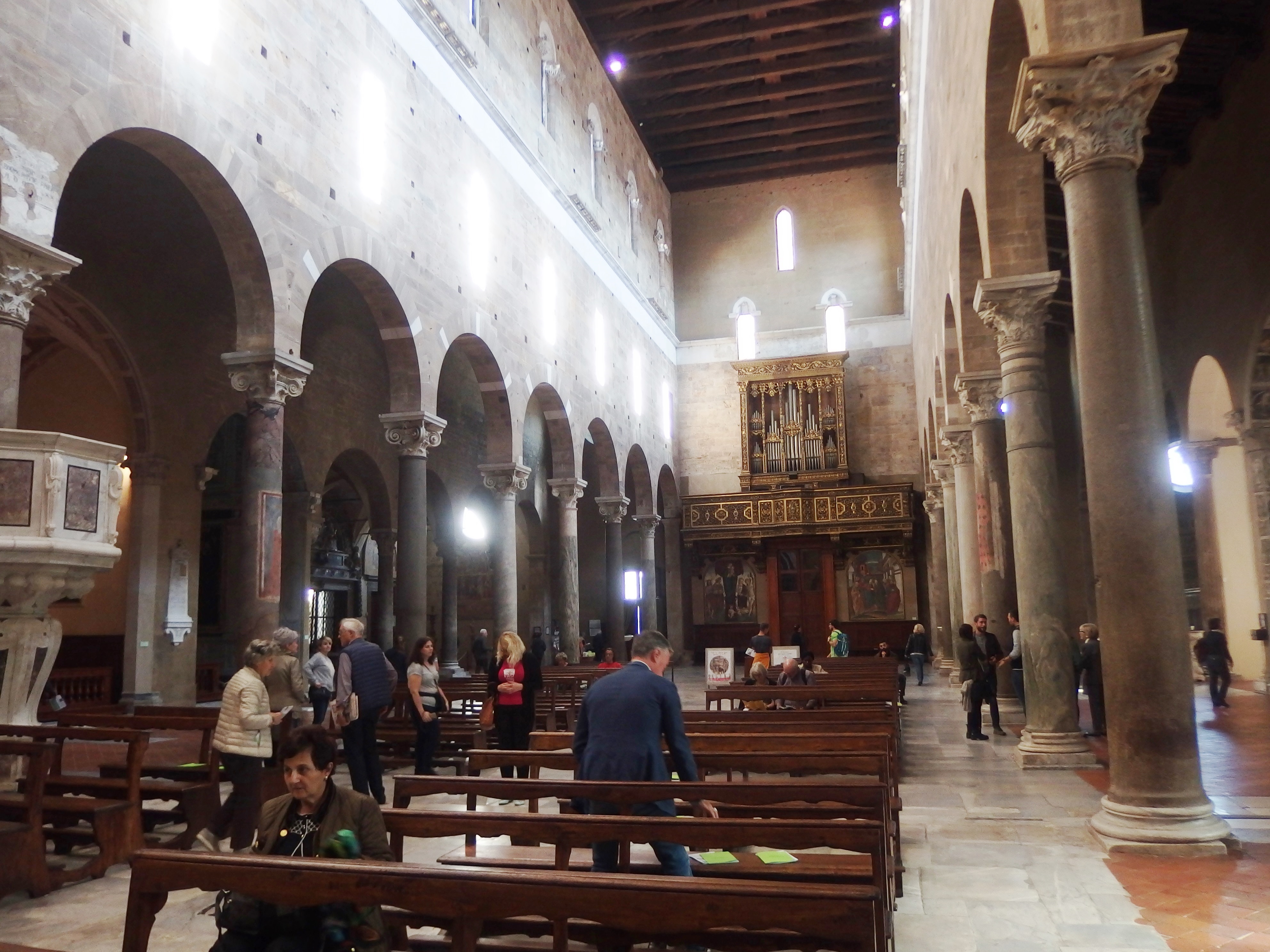 File Lucca Basilica Di San Frediano Interno 2 Jpg Wikimedia Commons