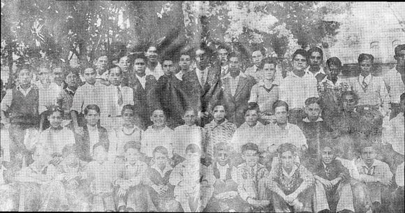 Echverría (tercera fila, quinto desde la izquierda) con su clase de sexto grado, c.1933.