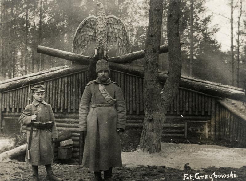 File:Mały legionista z rosyjskim jeńcem przed komendą 4 pułku piechoty Legionów Polskich na Wołyniu.jpg