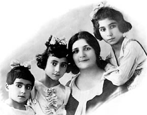 File:Maryam Bayramalibeyova with her children.jpg