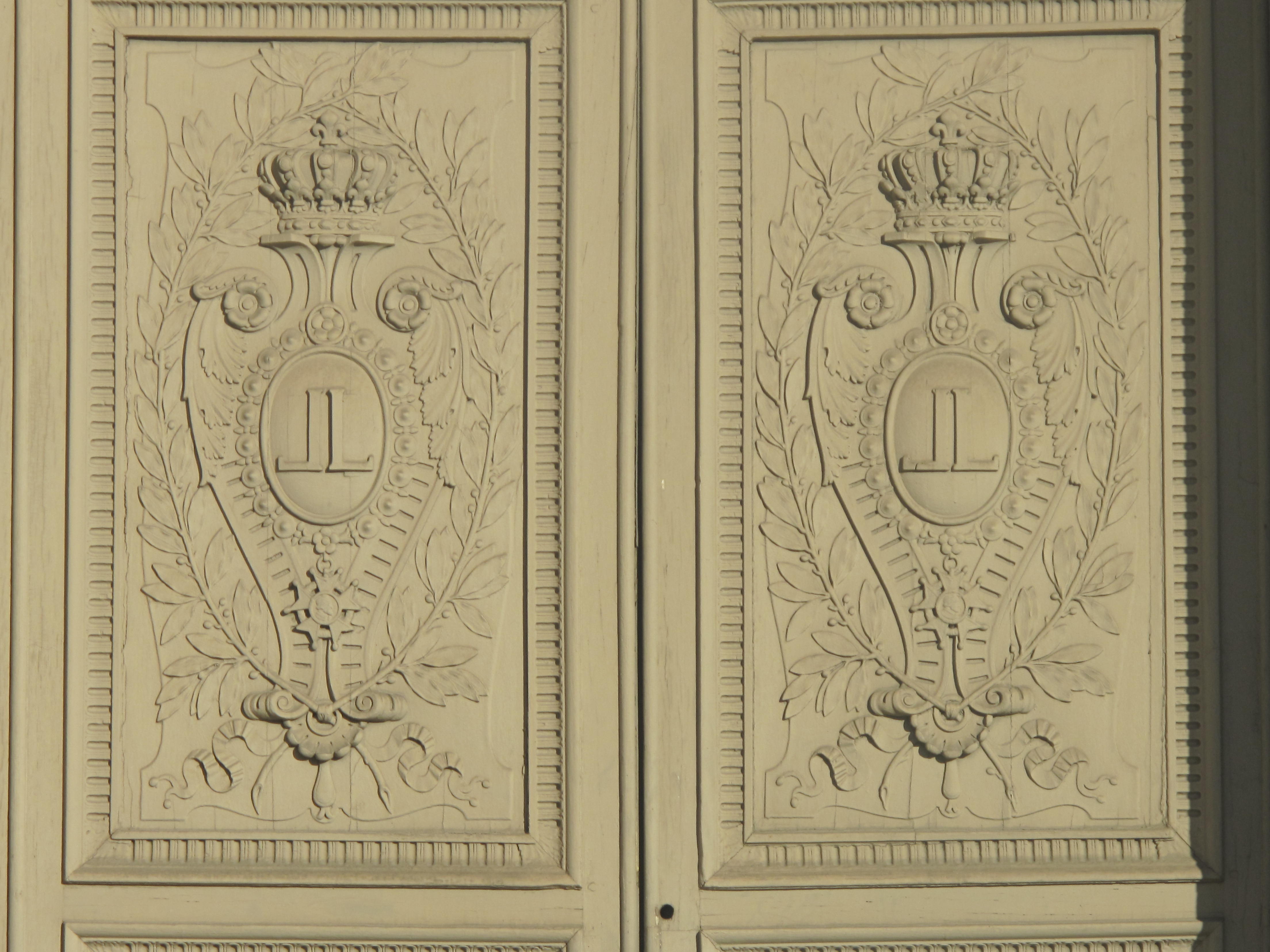 File:Monogram Louis XVIII cour Carree Louvre.jpg - Wikimedia Commons