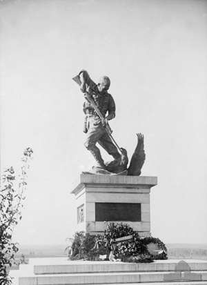 Le monument inauguré en 1925, sculpture par Charles Web Gilbert (en), représentant un soldat australien terrassant l'aigle allemand, détruit en 1940 par l'occupant allemand.