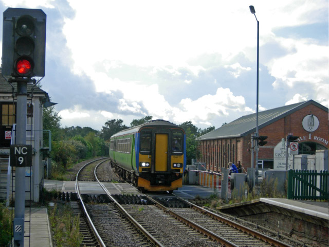 File:Newark Castle Level Crossing - geograph.org.uk - 568908.jpg