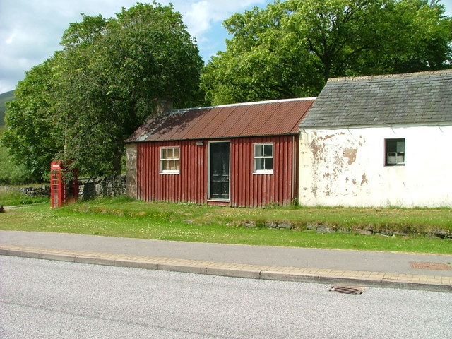 File:Old building and Telephone box - geograph.org.uk - 1380933.jpg