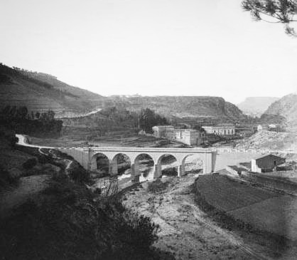 File:Pont sobre el riu Anoia a Capellades (cropped).jpeg