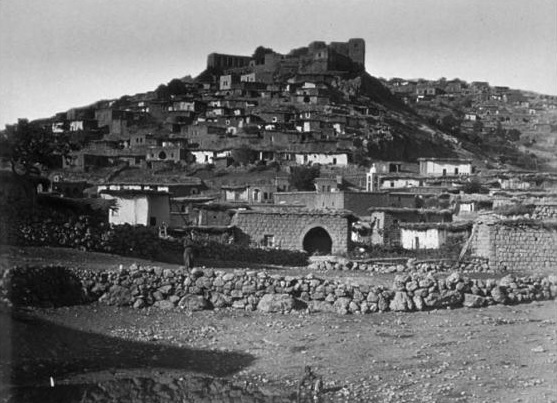 File:Rashaya and citadel in 19th century-Bonfils.jpg