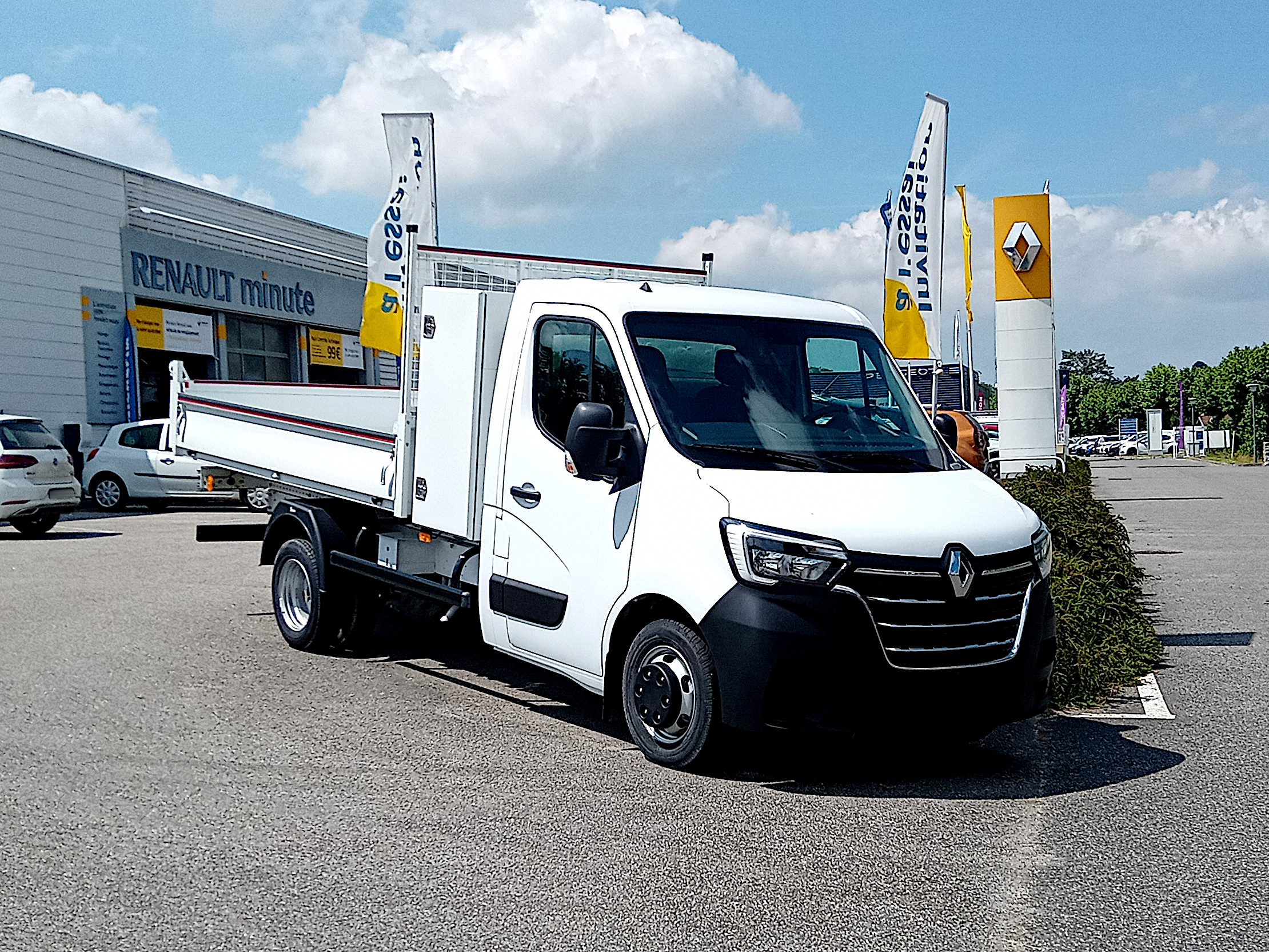 File:Renault Master III phase 3 - Benne basculante - Châssis