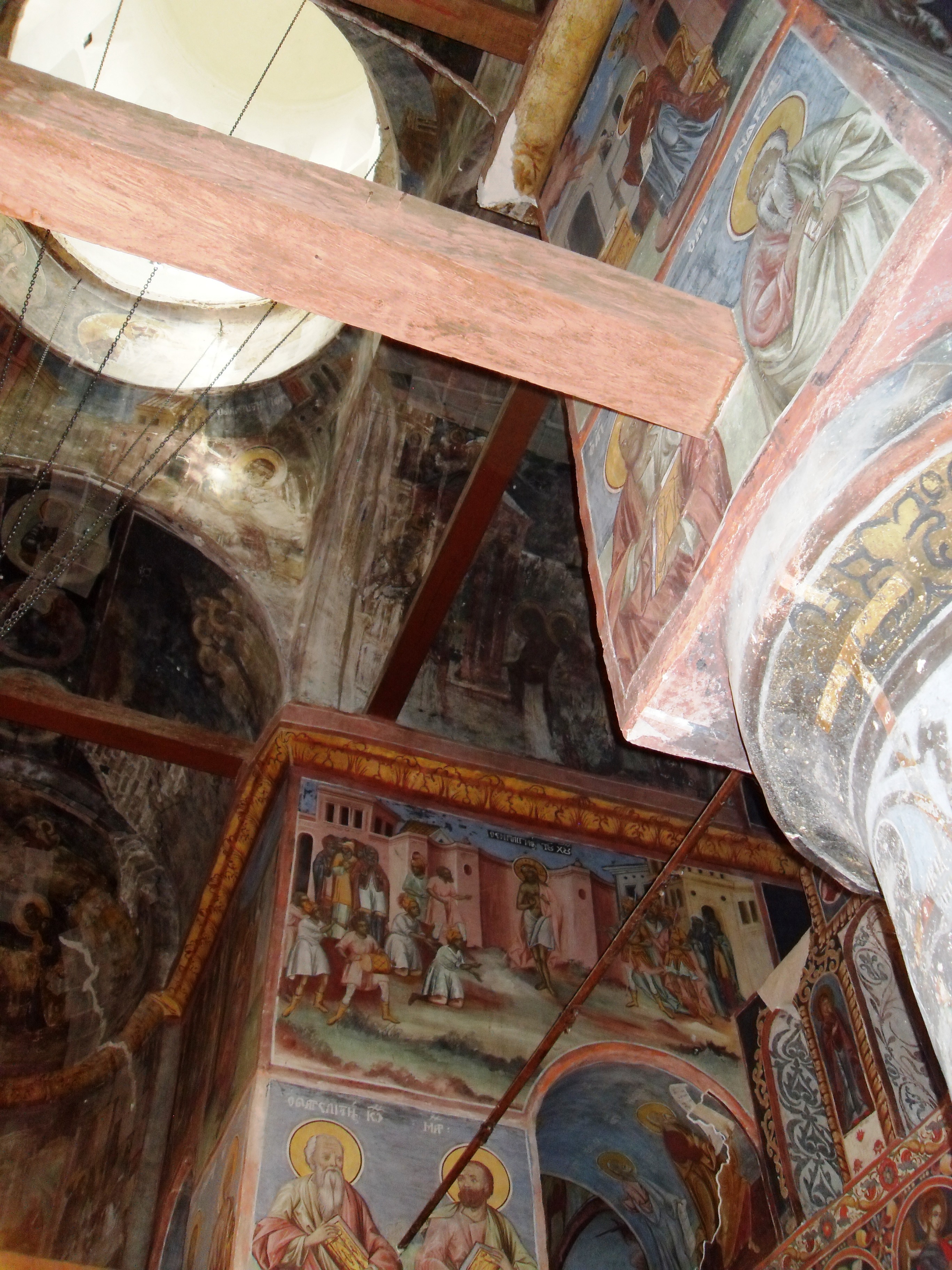 Snagov_monastery%2C_view_of_the_ceiling.JPG