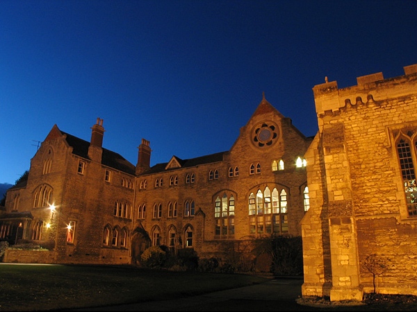File:Stamford School - illuminated at night.jpg