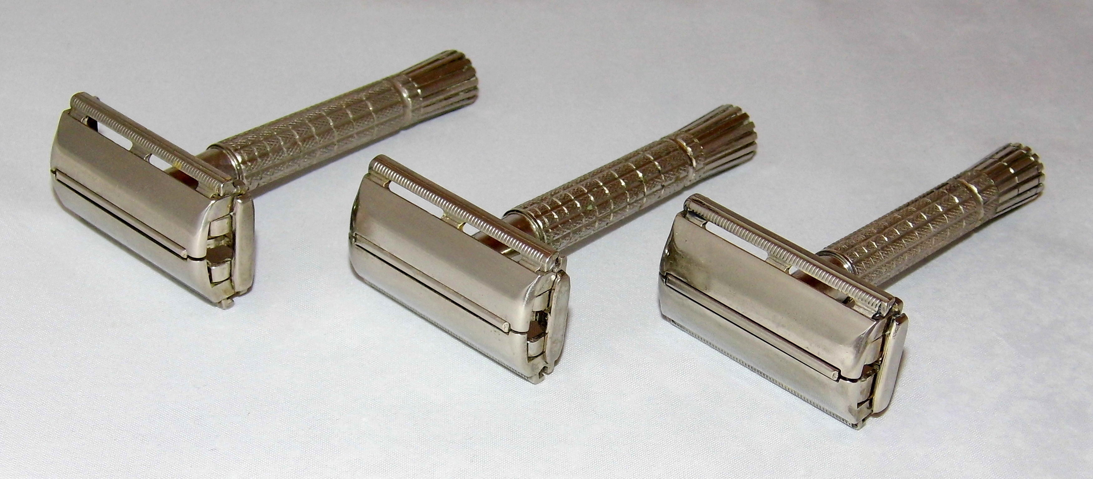 File:Three Vintage Gillette Flare Tip Super Speed Safety Razors, Double Edge,  Twist To Open, Made In USA, Dated 1954 (Z-3), 1962 (H-1) And 1963 (I-1)  (29271759830).jpg - Wikimedia Commons