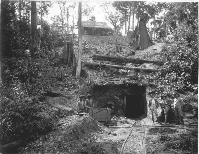 File:Tropenmuseum Royal Tropical Institute Objectnumber 60009019 Tunnel door een berg, Guyana Mij., Su.jpg