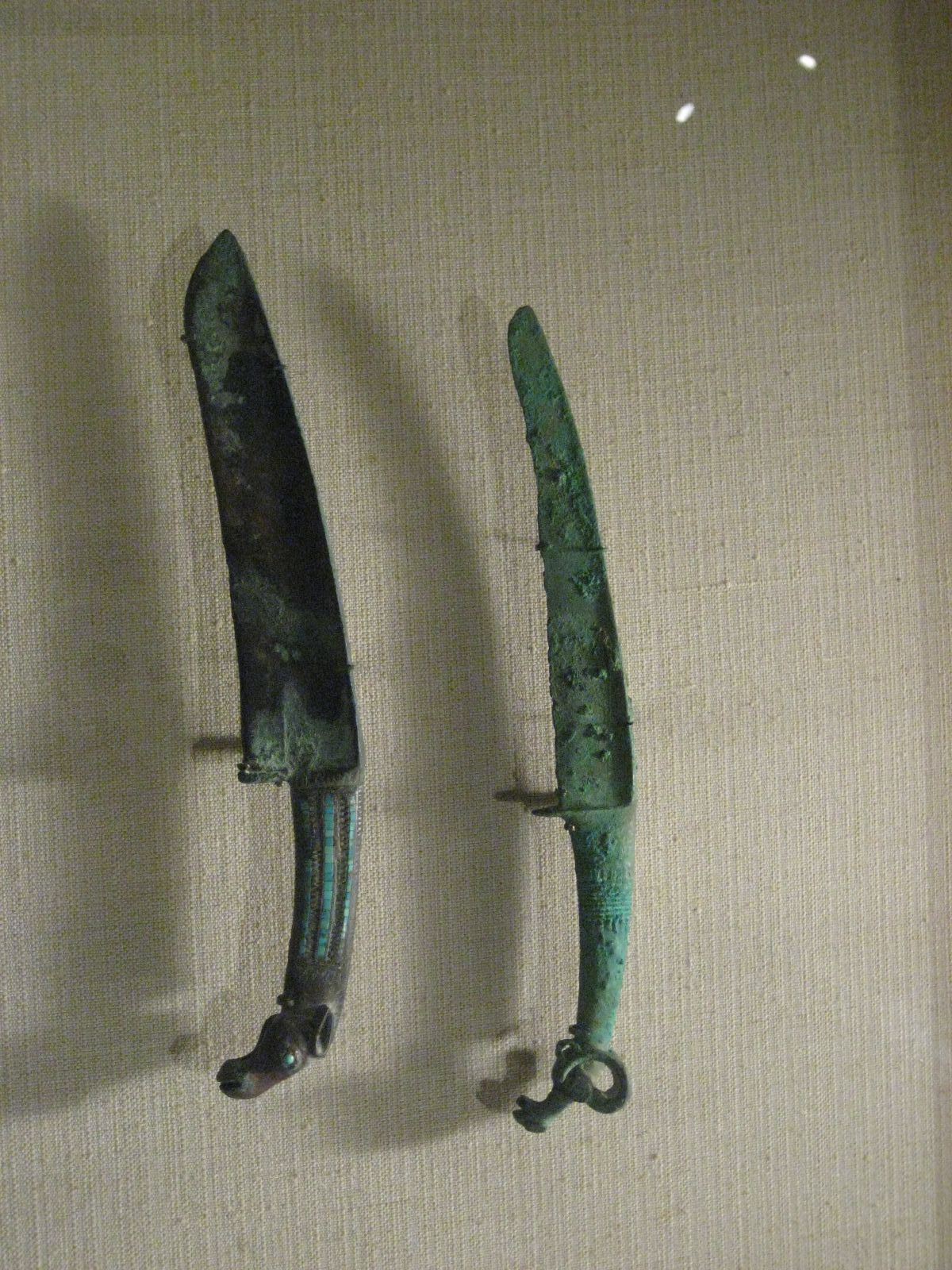 File:Two Bronze Knives - Shang Dynasty.jpg - Wikipedia