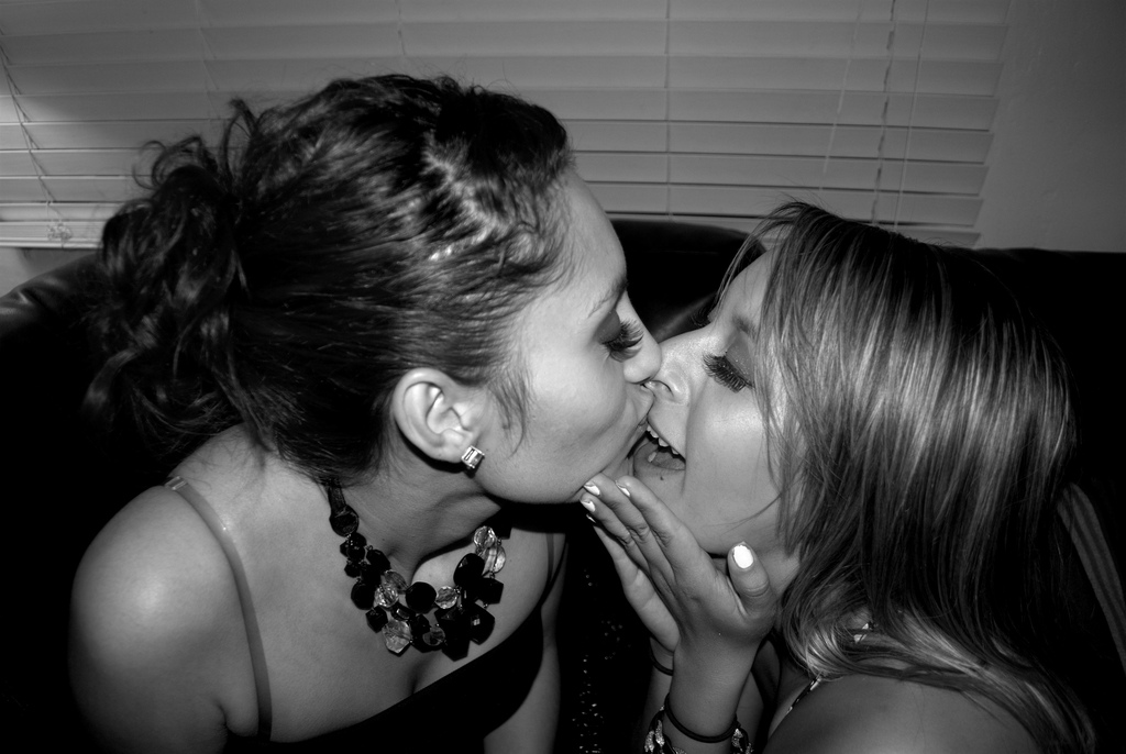 Girl Kiss Kissing Lesbian