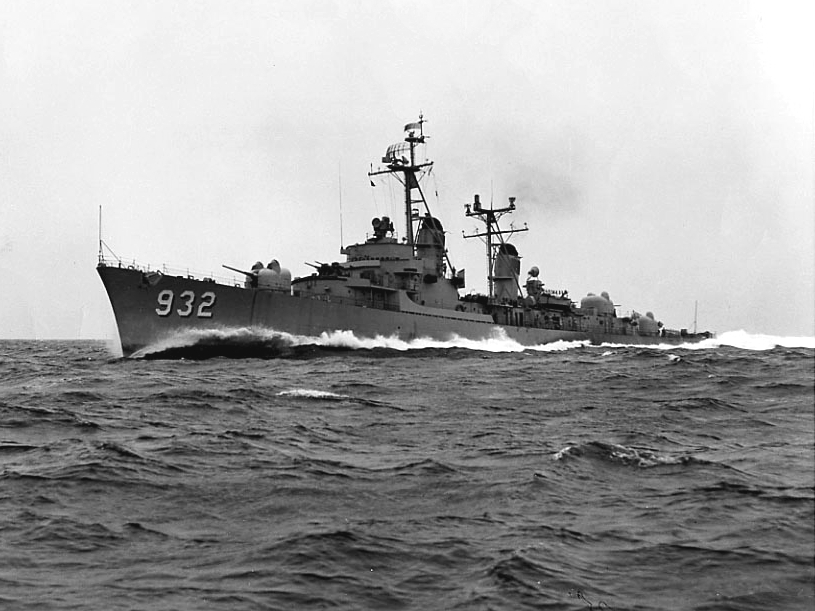 https://upload.wikimedia.org/wikipedia/commons/f/f8/USS_John_Paul_Jones_%28DD-932%29_underway.jpg