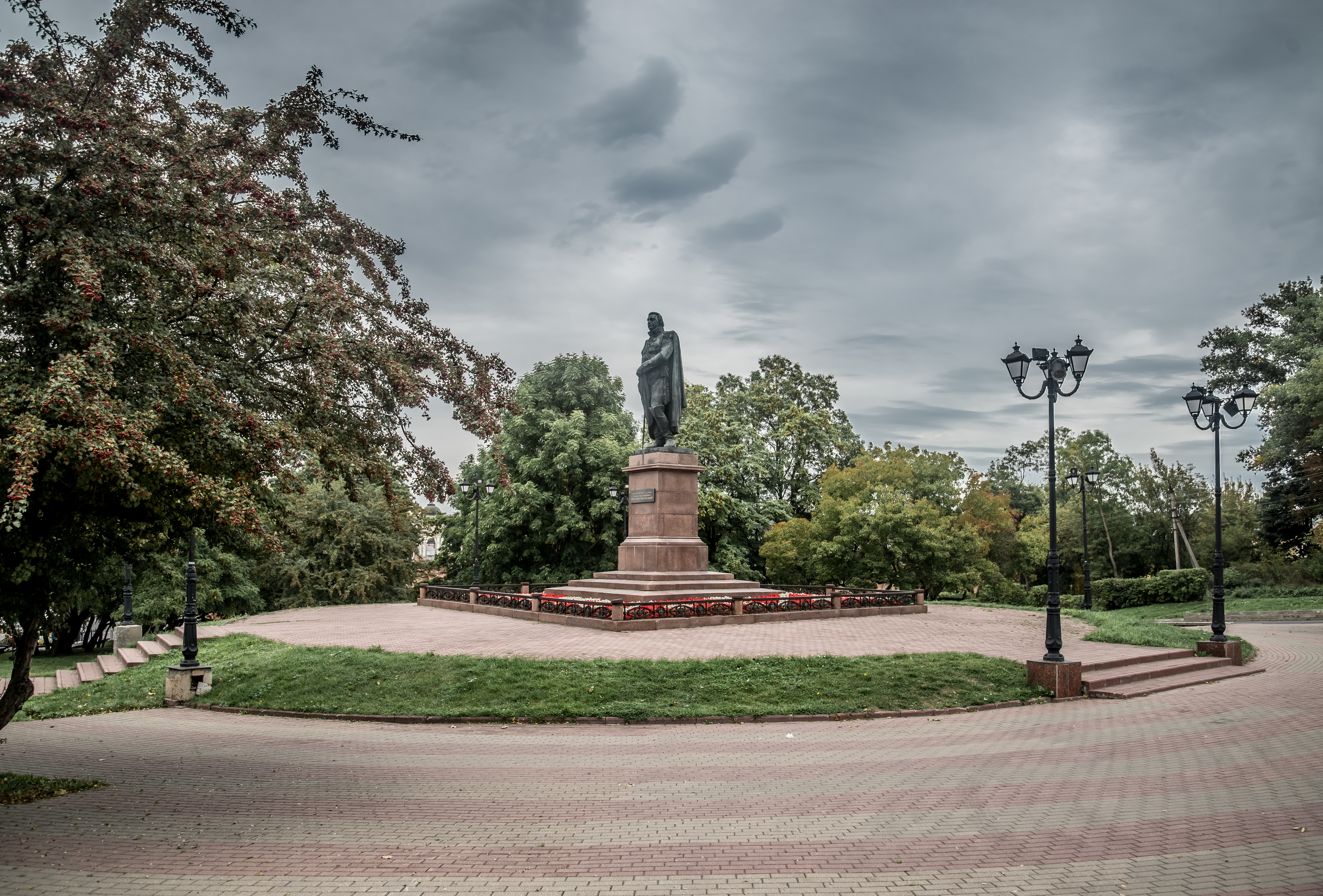 Памятник полководцу работы льва кербеля. Памятник Кутузову в Смоленске. Пятиморск парк памятник Кутузову. Памятник Михаилу Кутузову (Смоленск). Памятник Кутузову в Калининграде.