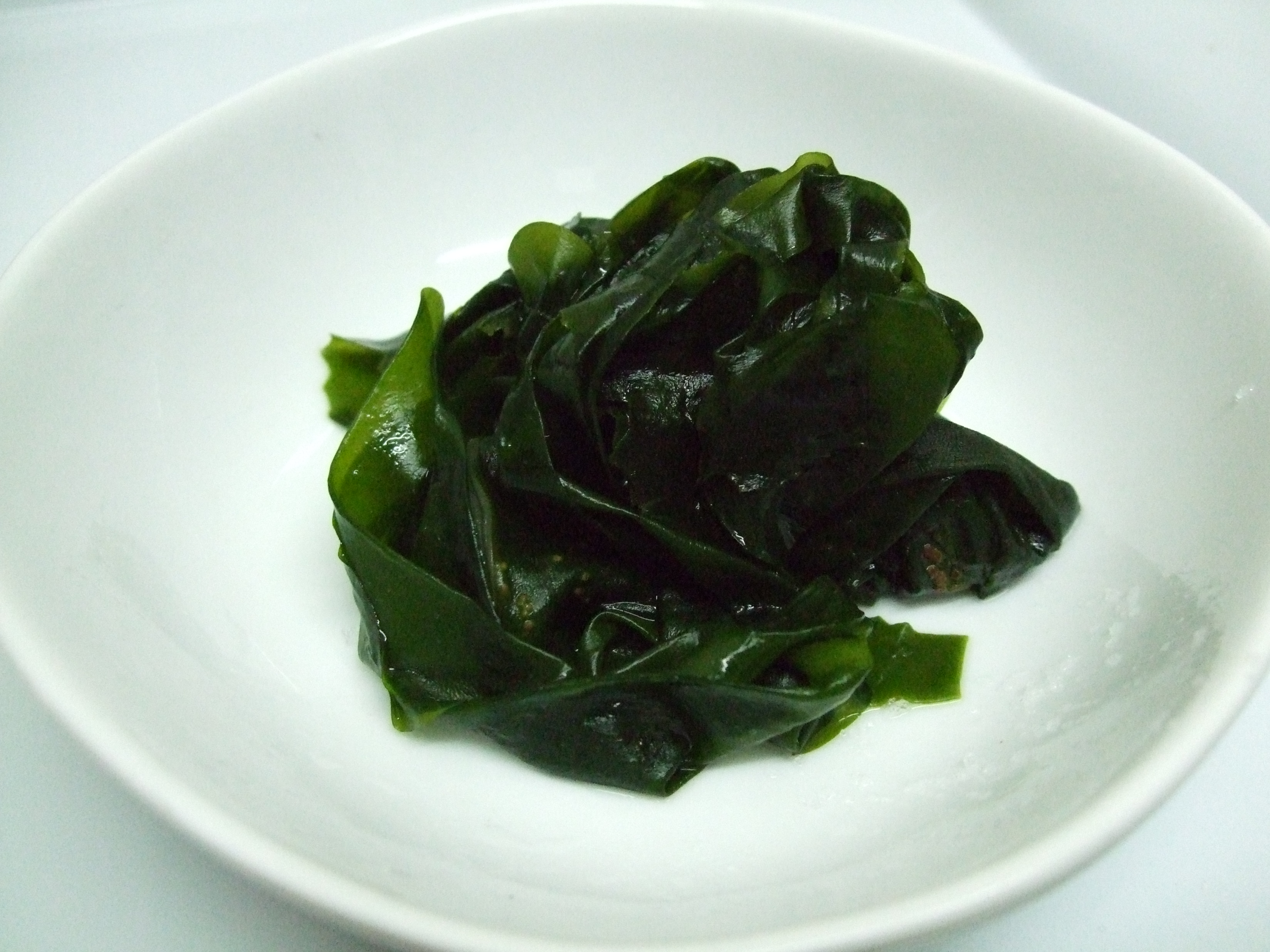 https://upload.wikimedia.org/wikipedia/commons/f/f9/Boiled_wakame.jpg