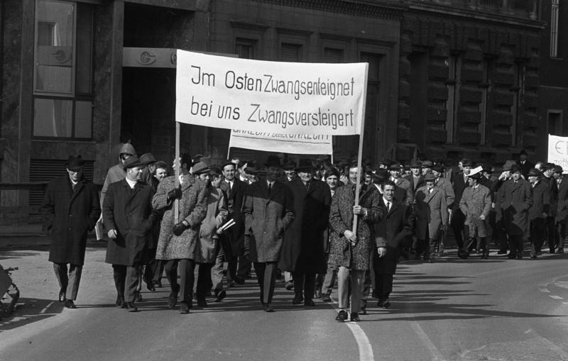 File:Bundesarchiv B 145 Bild-F033392-0017, Bonn, Demonstration von Bauern, Transparent.jpg