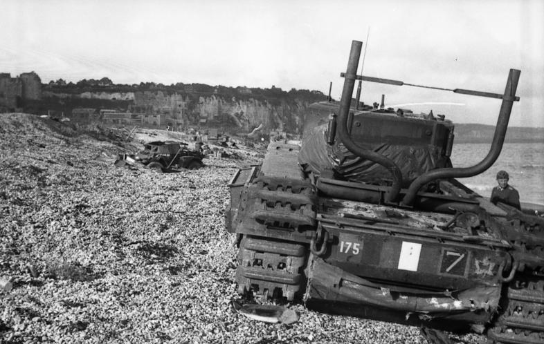 Char - Churchill Bundesarchiv_Bild_101I-362-2211-05%2C_Dieppe%2C_Landungsversuch%2C_englische_Panzer