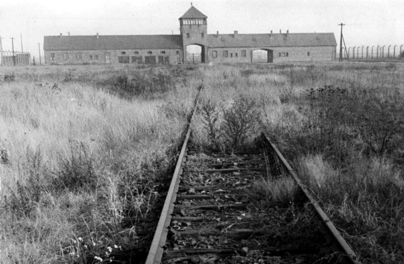 File:Bundesarchiv Bild 146-1992-101-026A, KZ Auschwitz, Einfahrt.jpg