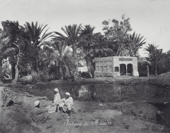 File:COLLECTIE TROPENMUSEUM Drie mannen bij de Bron van Mozes in Suez TMnr 60039408.jpg