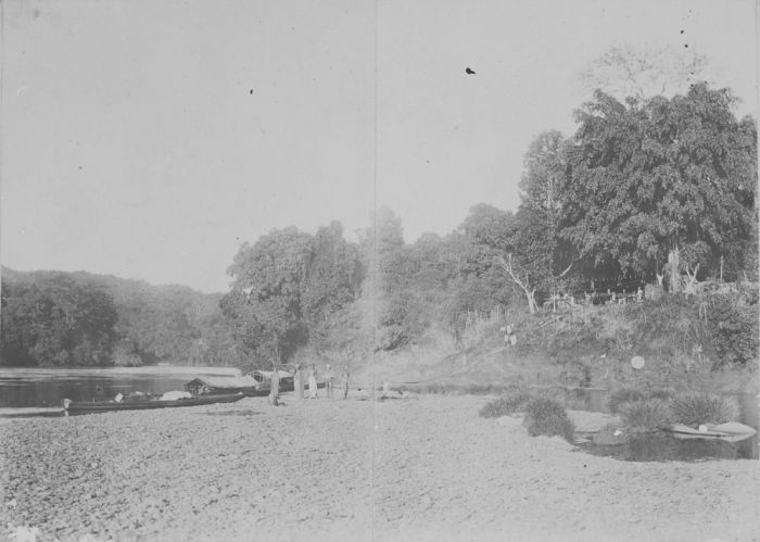 File:COLLECTIE TROPENMUSEUM Een bivak langs een rivier van een expeditie te Nahaloenoek in Midden-Borneo. TMnr 60047778.jpg