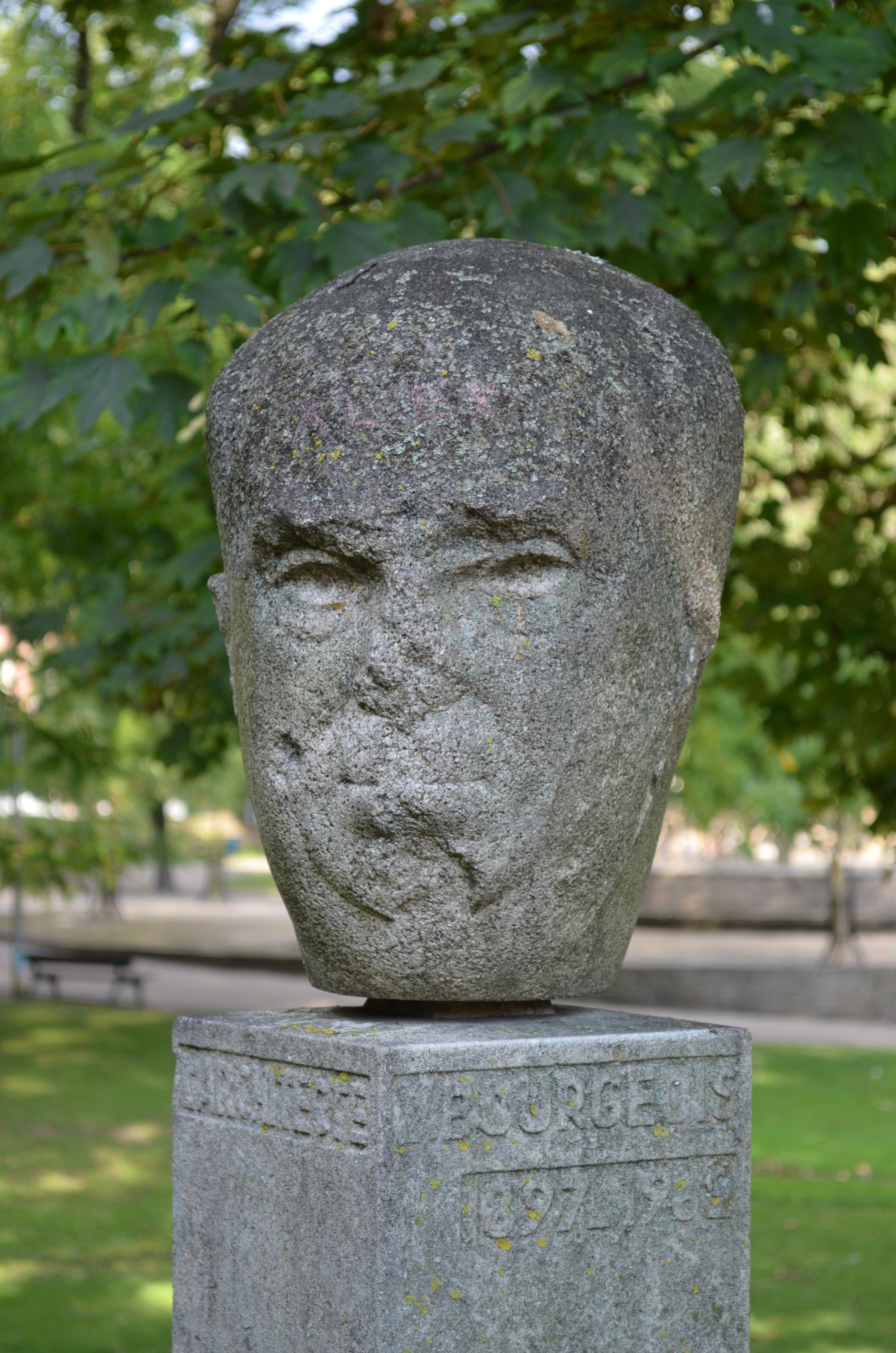 Bust (vandalized) of Victor Bourgeois in Parc Astrid in Charleroi, work by Frans Lambrechts.<ref>{{cite book|date=2017|first1=Iwan|first2=Judith|first3=Marie-Noëlle|isbn=978-2-8047-0367-7|language=fr|last1=Strauven|last2=Le Maire|last3=Dailly|location=Bruxelles/Paris|page=83|publisher=[[Mardaga (éditions)|Mardaga]] et Cellule architecture de la Fédération Wallonie-Bruxelles|others=photogr.|series=4|title=1881-2017 Charleroi métropole}}<!-- auto-translated by Module:CS1 translator --></ref>