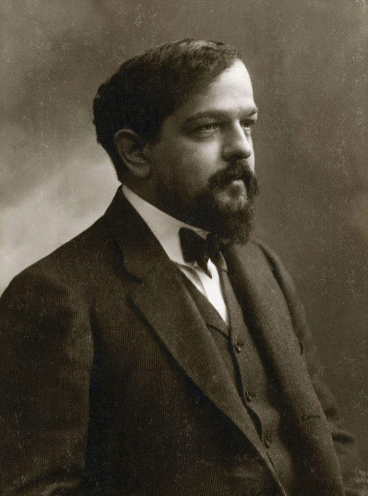 La muerte de Claude Debussy (1862-1918), tan admirado por Ravel, le dejó la difícil misión de liderar la música francesa. En su memoria compuso la Sonata para violín y violoncelo