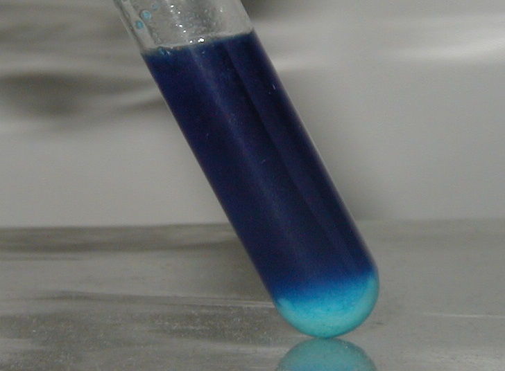 Синий раствор при взаимодействии гидроксида меди. Сульфат тетраамин меди 2 цвет. Цвет раствора гидроксида меди 2. Сульфат меди синий раствор. Гидроксид меди 2 цвет.