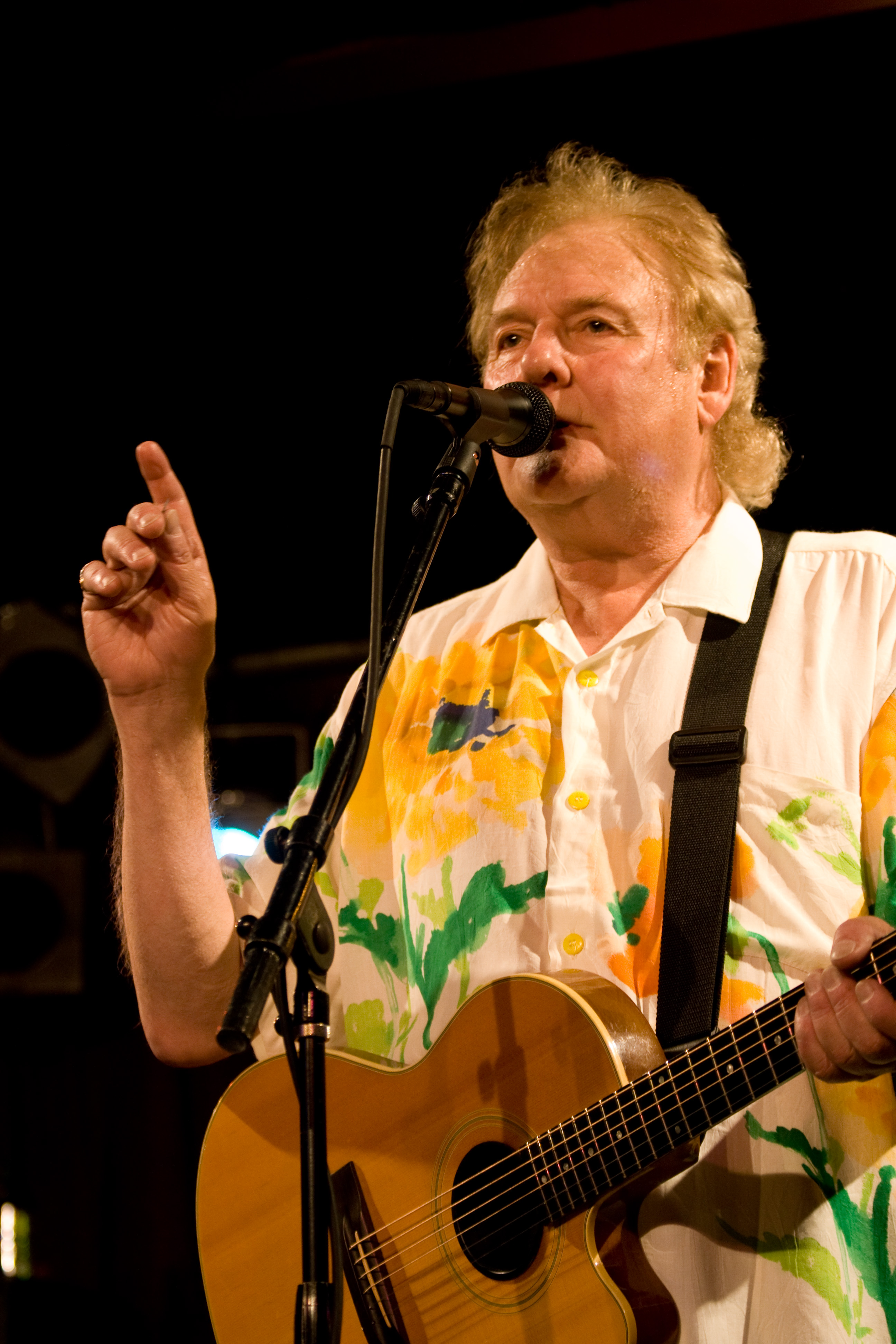 Cousins onstage with [[Strawbs]] at [[B.B. King's]], New York City, 2008