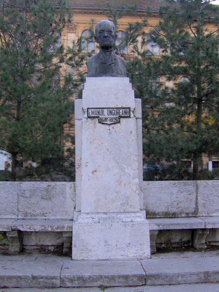 File:Emanuil Ungurianu bust 2.jpg