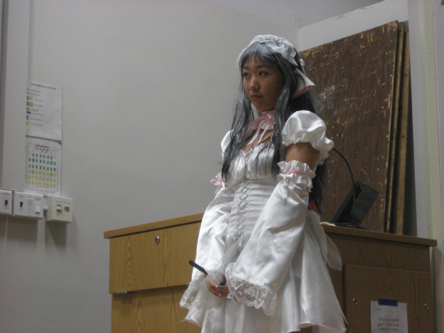 https://upload.wikimedia.org/wikipedia/commons/f/f9/Geek.Kon-2008-cosplay-woman.jpg