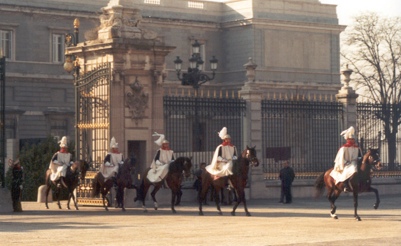 File:Guardia Real a caballo (2001).jpg