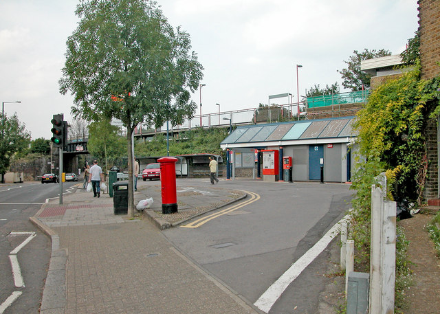 File:Hampton Wick Station - geograph.org.uk - 818792.jpg