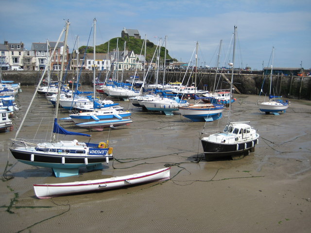 File:Ilfracombe Harbour - geograph.org.uk - 1420700.jpg