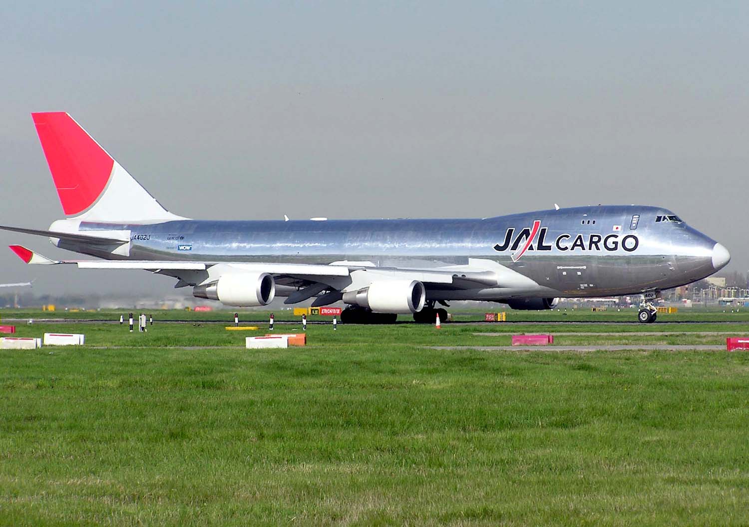 ファイル:JAL Cargo B747-446F (JA402J) taxiing at London Heathrow 