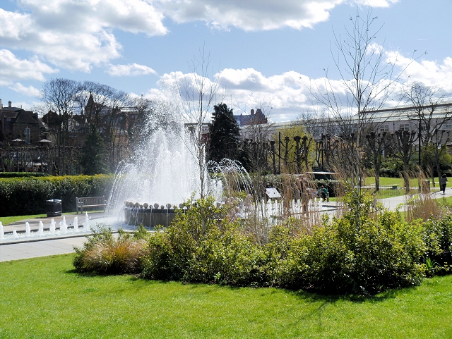 File:Jubilee Fountain at The Goswells (geograph 4432788).jpg