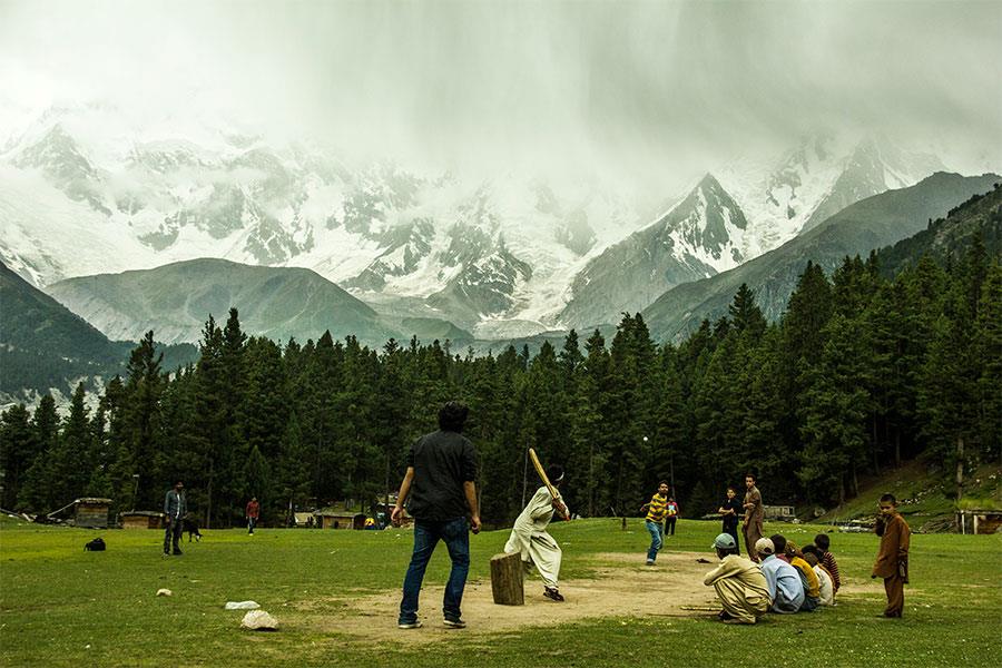 File:Kids playing cricket.jpg - Wikimedia Commons