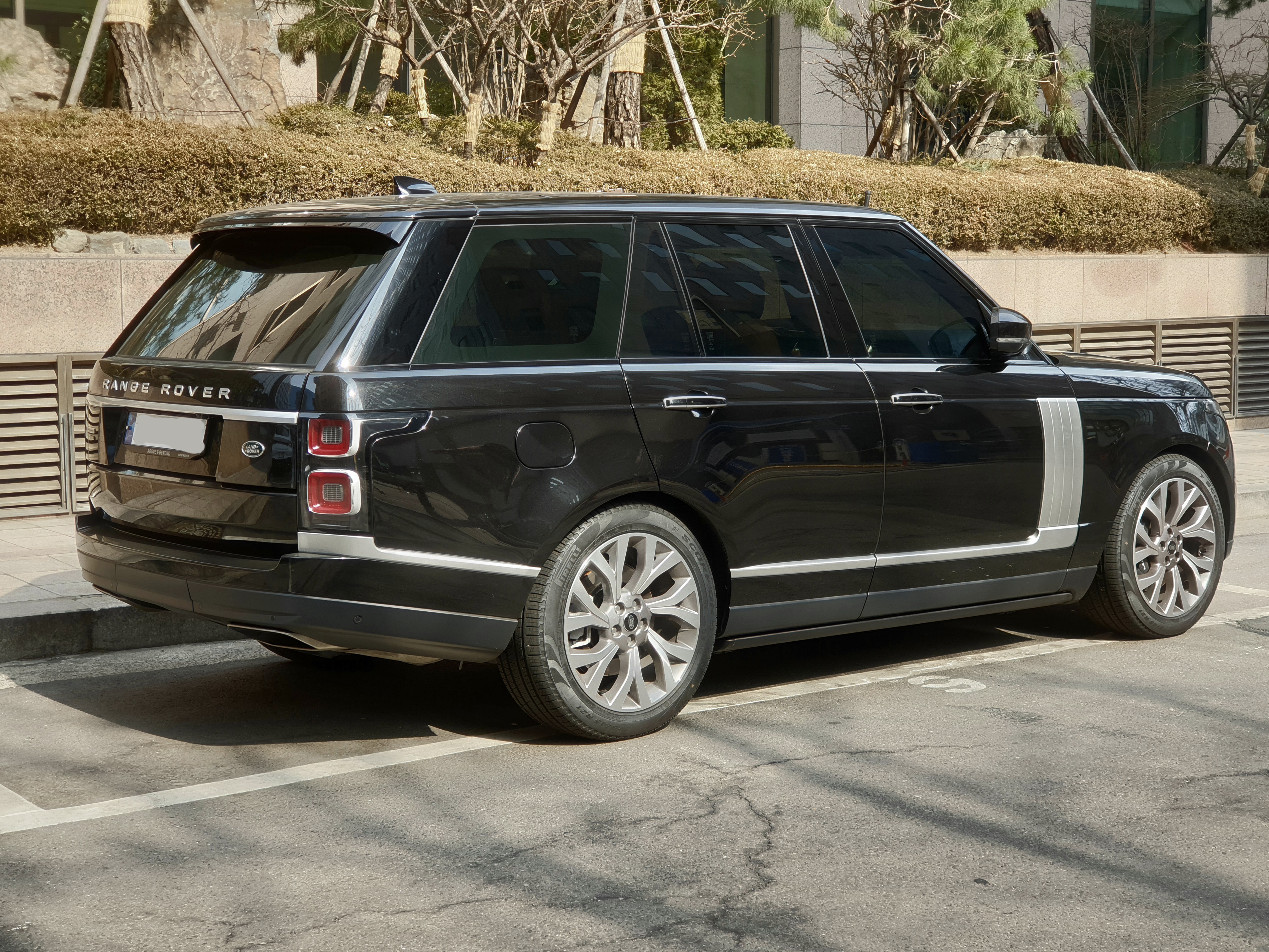 File:Land Rover Range Rover P525 Autobiography L405 black (3).jpg -  Wikimedia Commons