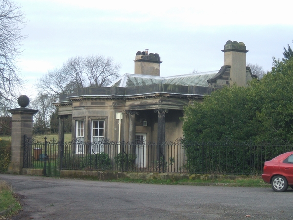 File:Lodge to Shenstone Court - geograph.org.uk - 322921.jpg