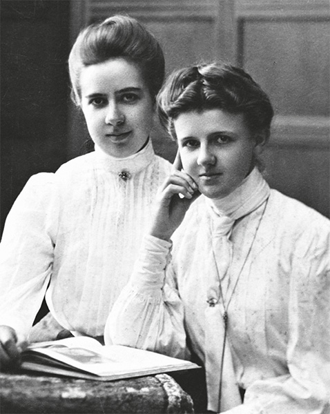 Marie Torhorst (rechts) mit Schwester Adelheid, 1911