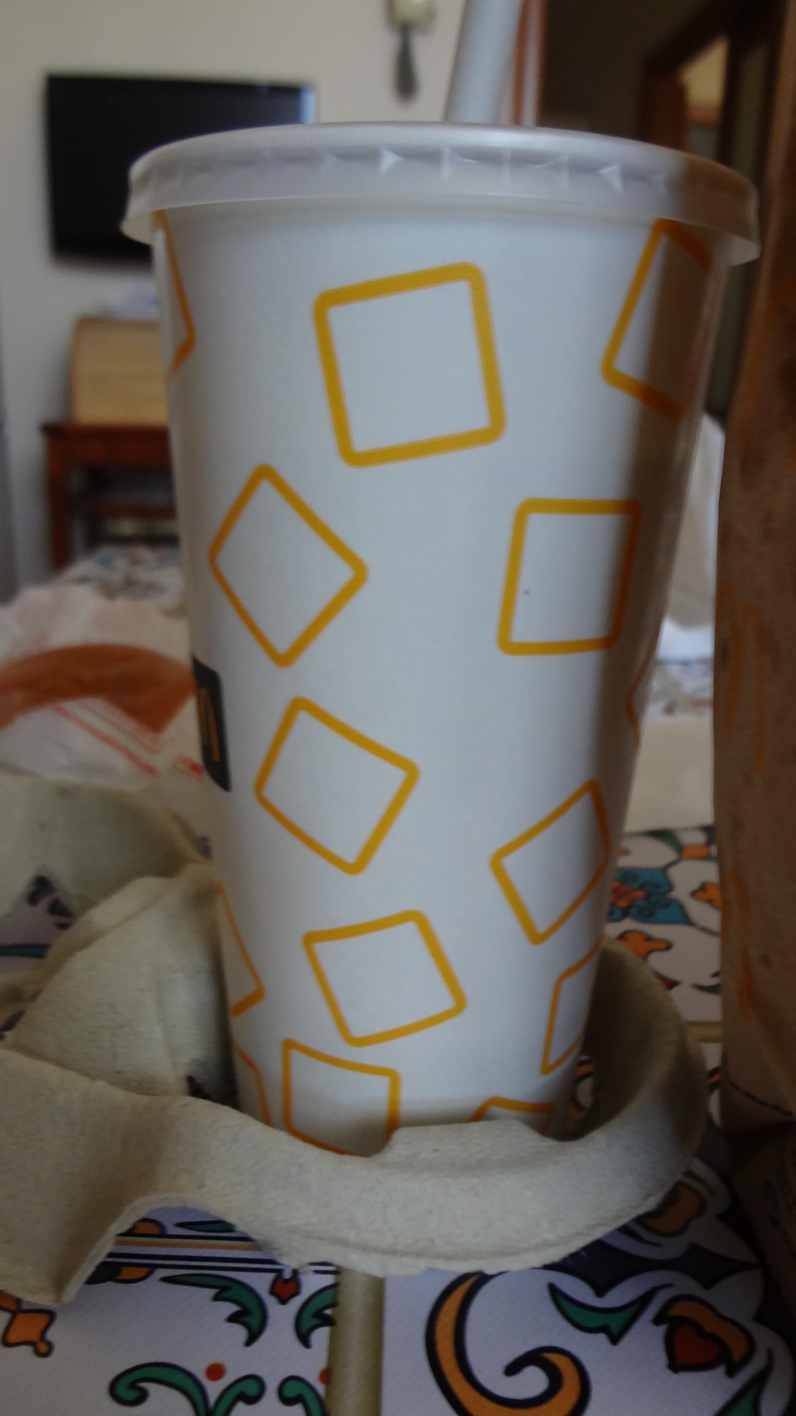 https://upload.wikimedia.org/wikipedia/commons/f/f9/McDonald%27s_paper_cup.jpg