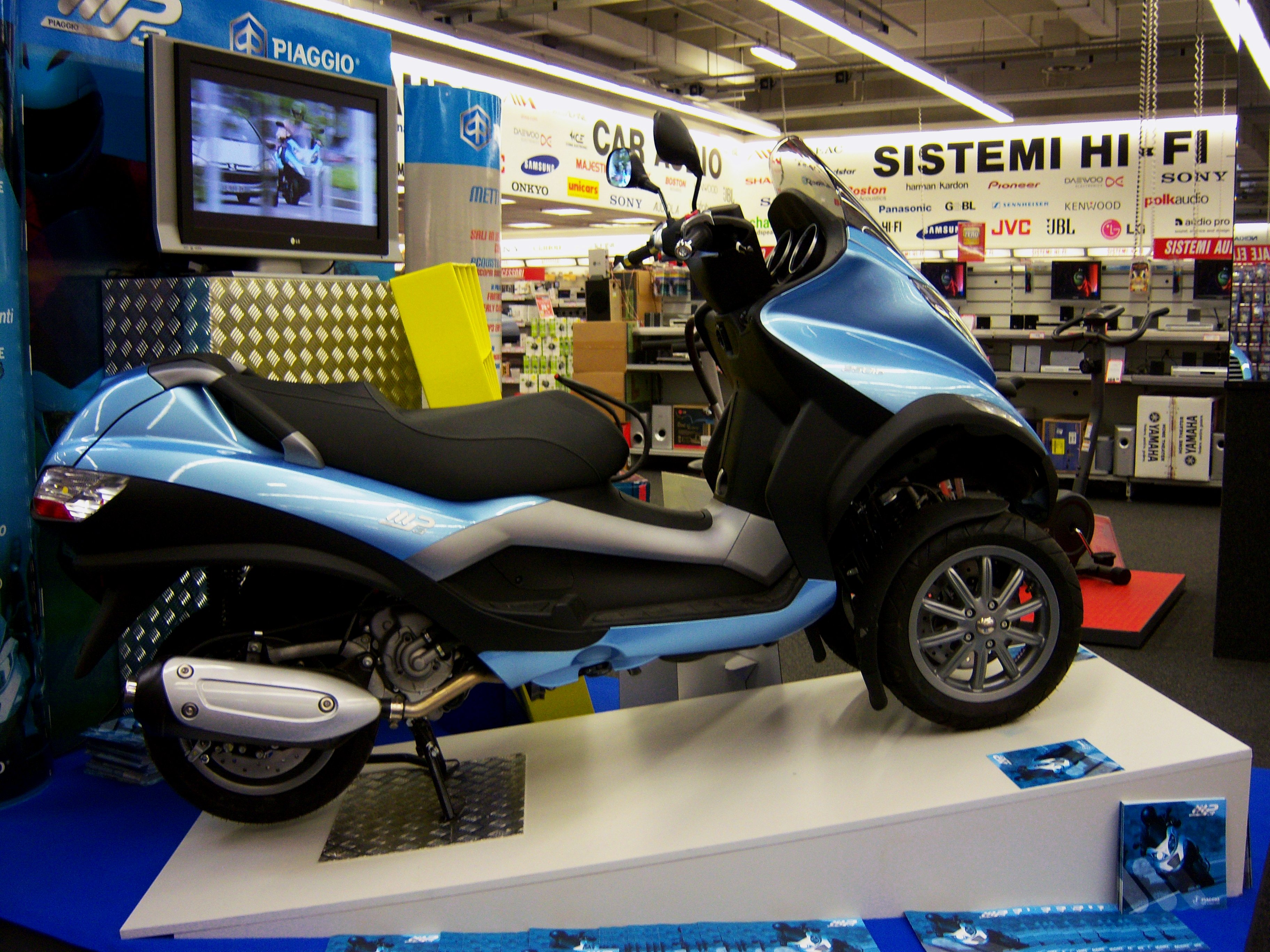 Présentation de la 3 roues Piaggio MP3 500 HPE Sport