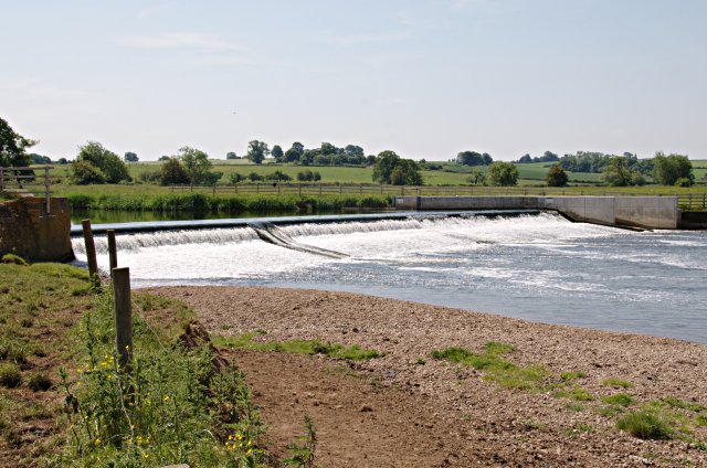 Weir on the Dove above Tutbury - geograph.org.uk - 934259