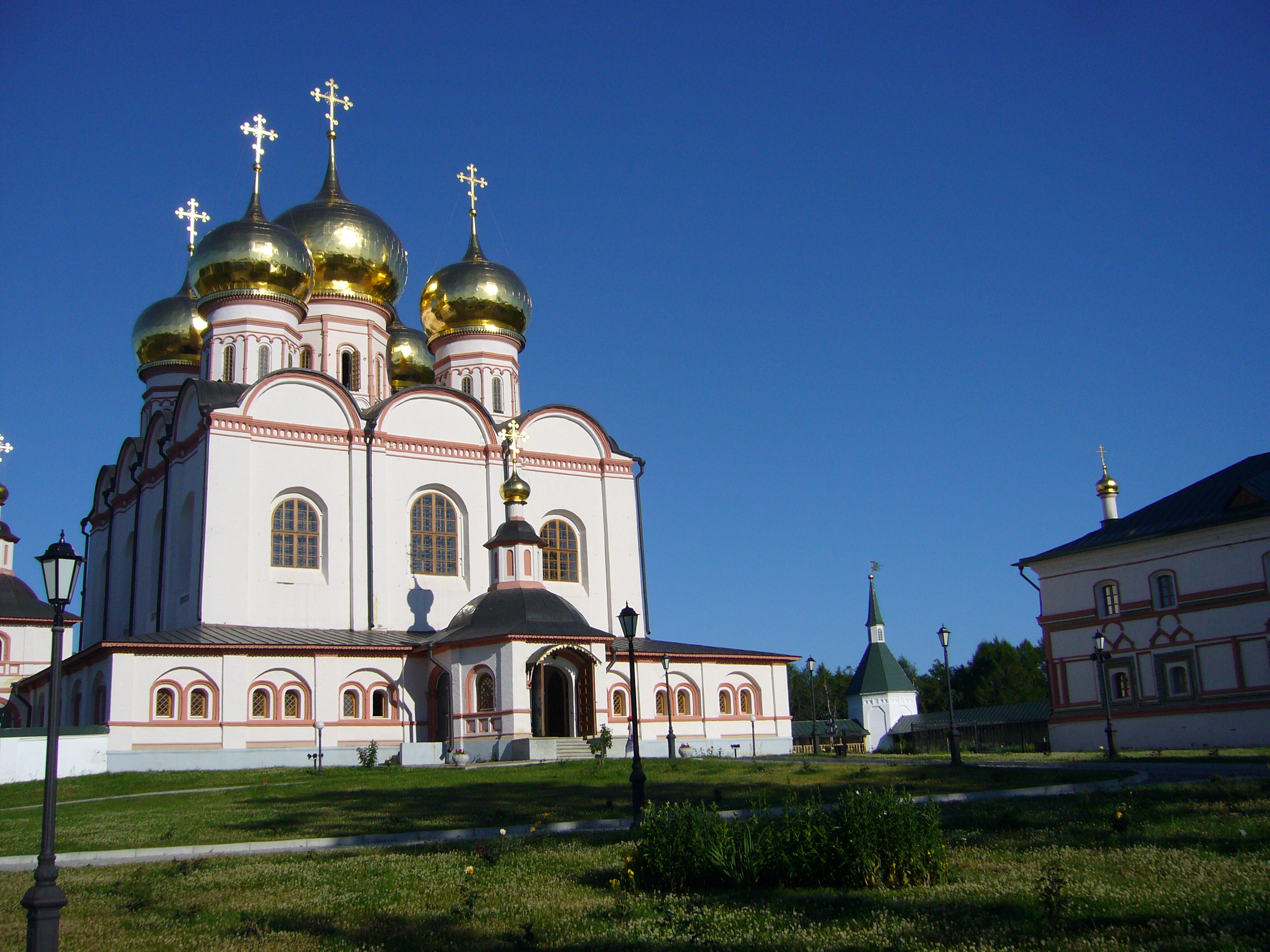 Иверский собор. Иверский храме города Харцызска. Иверский собор Теребуш. Иверский храм Екатеринбург.