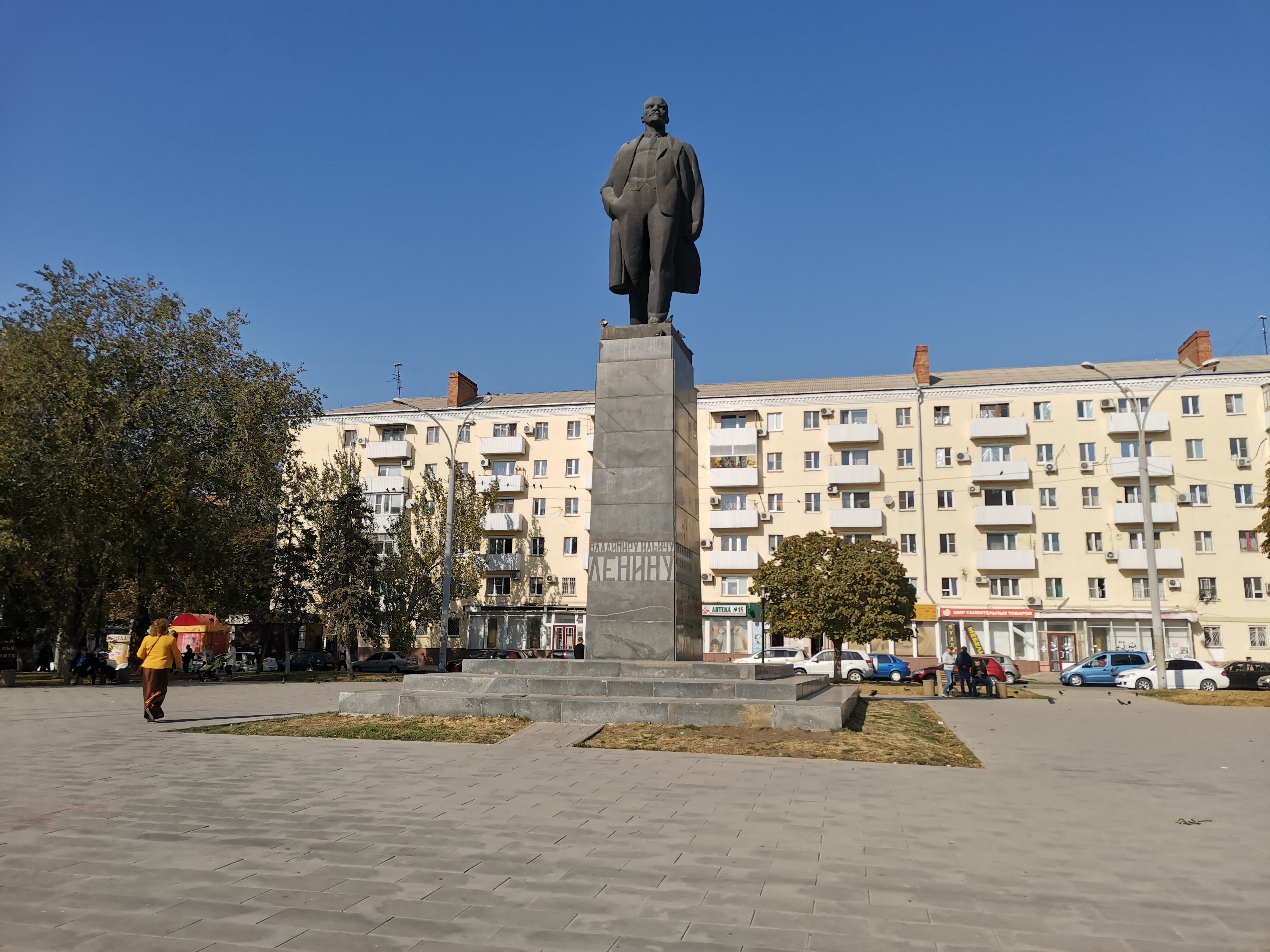 Ленина ростов на дону. Горловка памятник Ленину. Площадь Ленина в Горловке. Мариуполь памятник Ленину. Новая Каховка памятник Ленину.