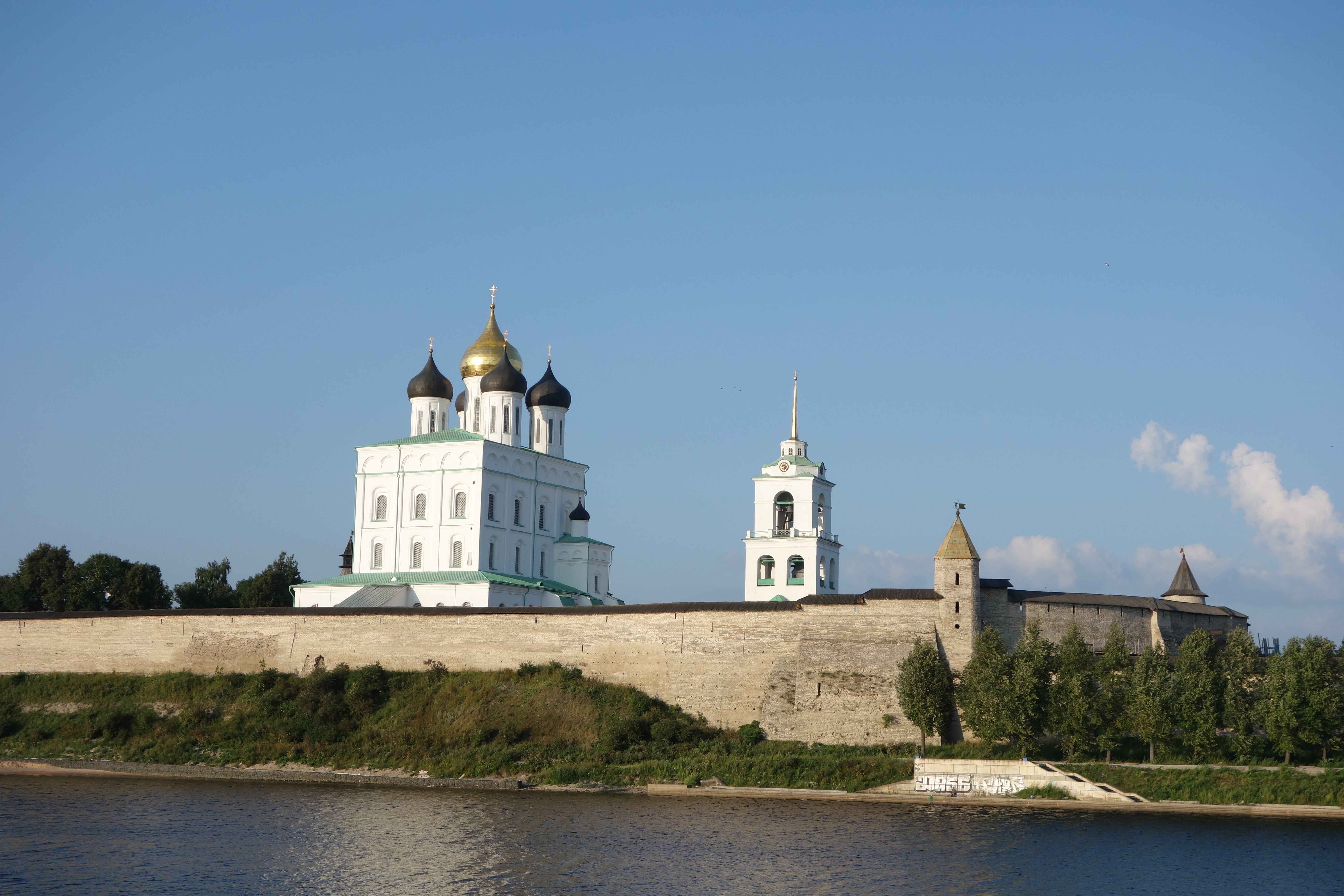 Города санкт петербург новгород псков калининград. Псковский Кремль ЕГЭ. Псковский Кремль презентация. Марка Псковский Кремль.