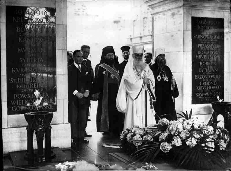 File:01928 Miron Christea Patriarch und Ministerpräsident Rumänien, am Grab des unbekannten Soldaten in Warschau 22 5 1928.jpg